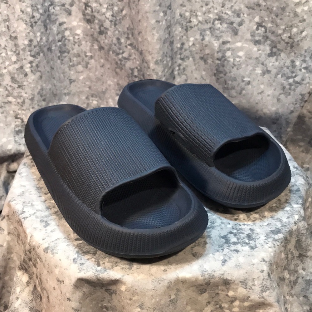 Men’s Size 5/6 Navy Blue Slide Sandals, Soft, Flexible & Supportive. ☀️NWOT☀️